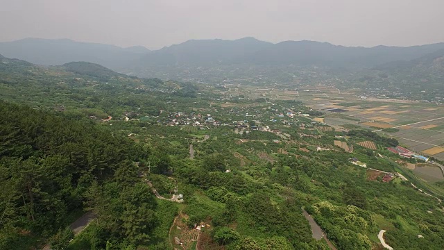 奇里山山脚下有平原和Seomjingang河的乡村景色视频素材