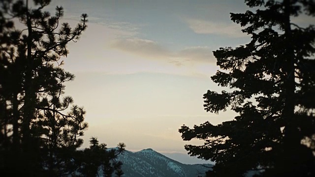 朦胧森林中的太浩湖远景视频素材