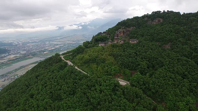 Saseongam寺庙景观和乌山和Seomjingang河视频素材