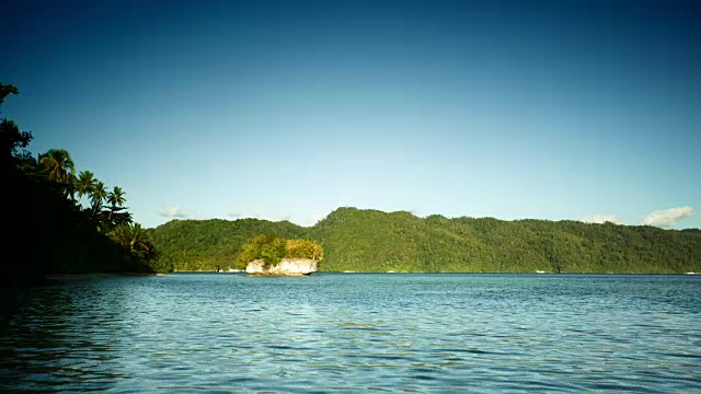 蓝色的海湾水域与丛林背景，拉贾安帕，印度尼西亚视频素材