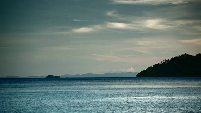 印度尼西亚拉贾·安帕，平静海面上的晚霞视频素材