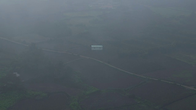 济州岛的景观路(步行游览路线)在雾中视频素材