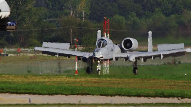 慢镜头A-10疣猪美国空军军用战斗机降落在跑道上-热浪闪烁。视频素材