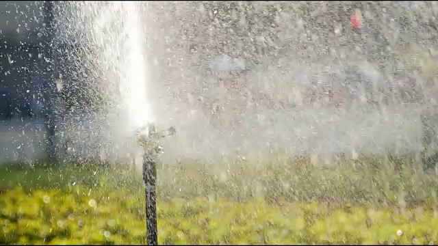 洒水车在香港花园喷水。视频素材