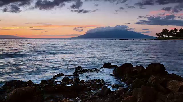 在毛伊岛的西海岸和拉奈岛，当太阳落山时，T/L波浪撞击Po’olenalena海滩视频素材