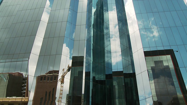 MS View of Mirrored building in Johannesburg CBD /约翰内斯堡，Gauteng，南非视频素材