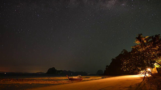 夜晚沙滩上的星星和银河的延时拍摄直到黎明视频素材