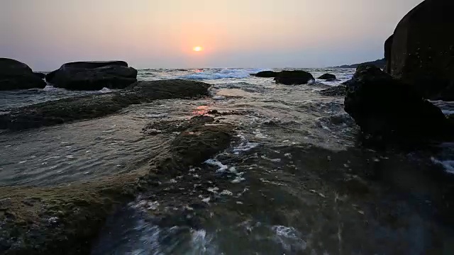 海浪冲击着一个岩石海岸，泰国视频素材