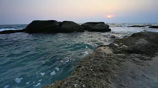 海浪冲击着一个岩石海岸，泰国视频素材