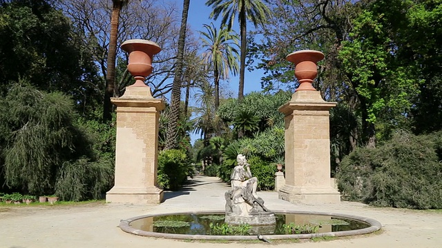 植物园(Orto Botanico di Palermo)，带喷泉的花园，中间有一座雕塑，西西里岛巴勒莫视频素材