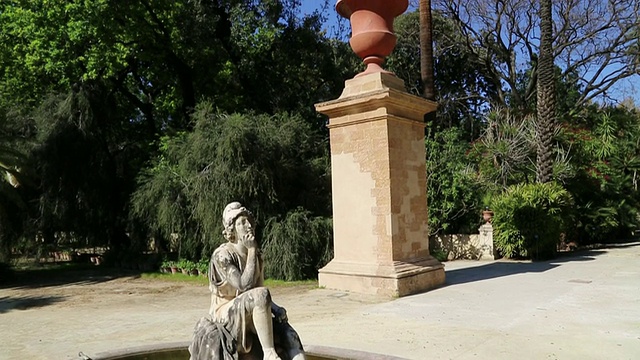 植物园(Orto Botanico di Palermo)，带喷泉的花园，中间有一座雕塑，西西里岛巴勒莫视频素材