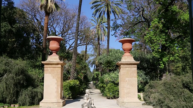 植物园(Orto Botanico di Palermo)，带喷泉的花园，中间有一座雕塑，西西里岛巴勒莫视频素材