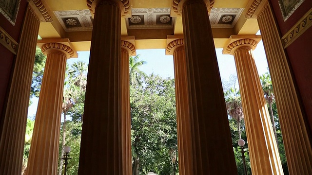 植物园(Orto Botanico di Palermo)，通过主建筑的花园，巴勒莫，西西里岛视频素材