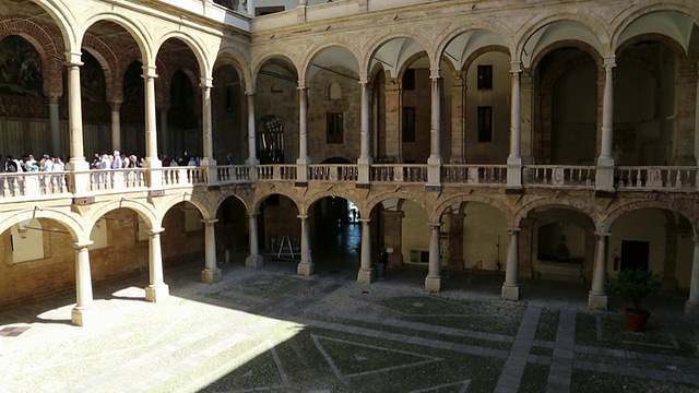 诺曼宫(Palazzo dei Normanni)，美丽的Maqueda庭院，巴勒莫，西西里岛视频素材