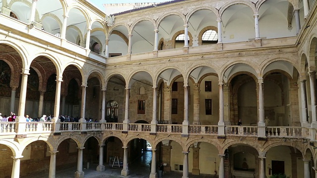 诺曼宫(Palazzo dei Normanni)，美丽的Maqueda庭院，巴勒莫，西西里岛视频素材