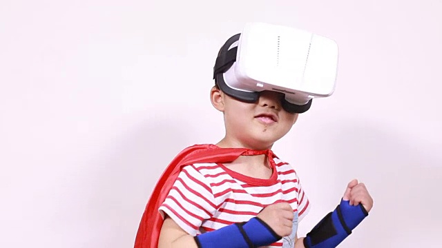 孩子玩虚拟现实游戏视频素材画面1
