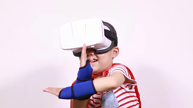 孩子玩虚拟现实游戏视频素材画面3