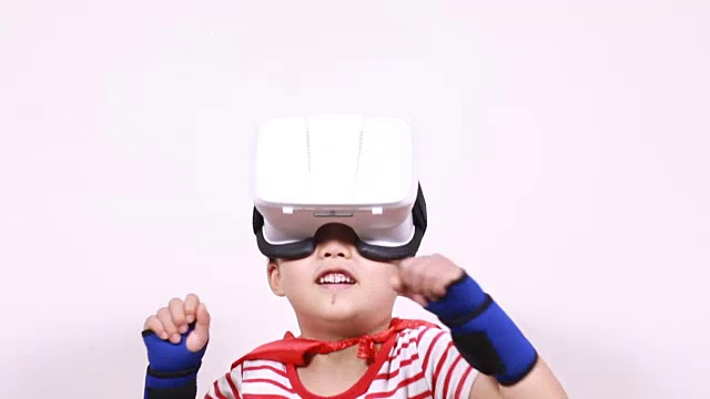 孩子玩虚拟现实游戏视频素材画面4