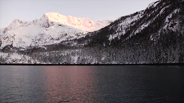 日出在雪山和海洋之上视频素材