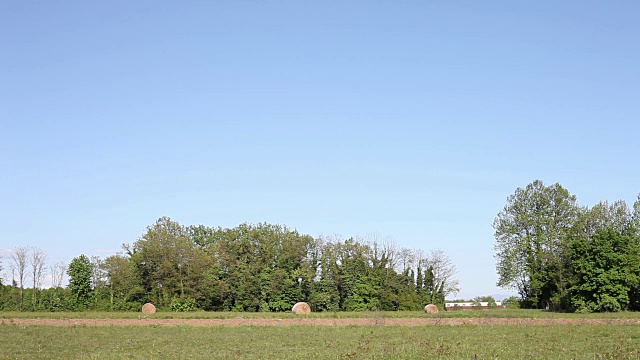 农田里的干草包视频素材