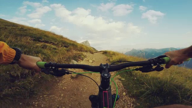 观点POV山地车快速骑下山视频素材