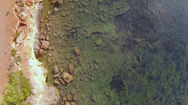 鸟瞰图的岩石海岸线在伊比沙，西班牙视频素材