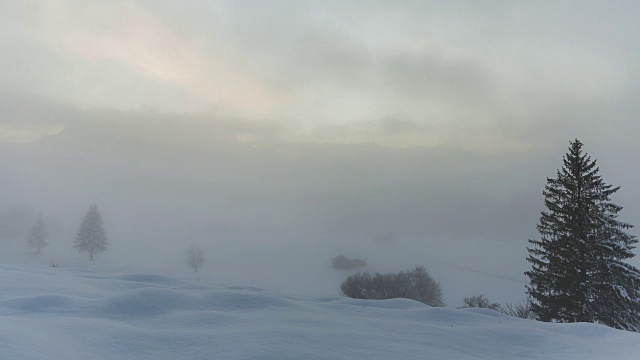 在克鲁恩的一座白雪皑皑的山上，浓雾滚滚而来视频下载