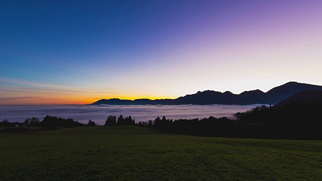 柯切尔摩尔的火车白天黑夜都有雾在山谷中翻滚视频下载