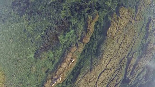 美丽的鸟瞰图水晶水和岩石在伊比沙，西班牙视频素材