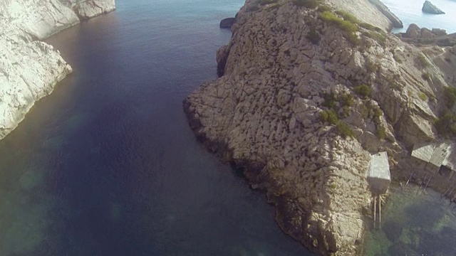 鸟瞰图的岩石海岸线在伊比沙，西班牙视频素材