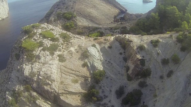 西班牙伊比沙岛的陆地和海洋鸟瞰图视频素材