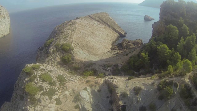 西班牙伊比沙岛的陆地和海洋鸟瞰图视频素材