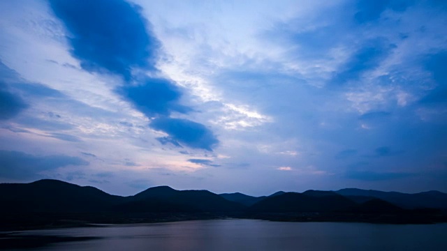 云在大坝上移动的时间流逝视频素材画面1