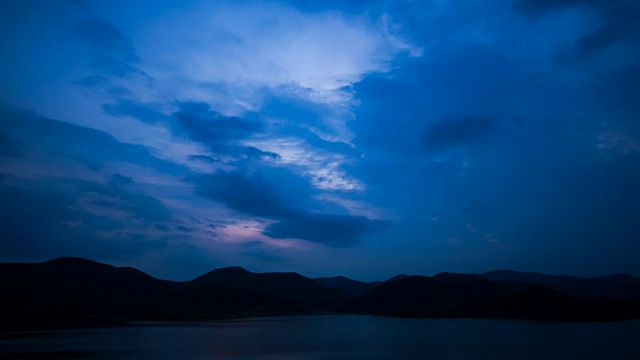 云在大坝上移动的时间流逝视频素材画面3
