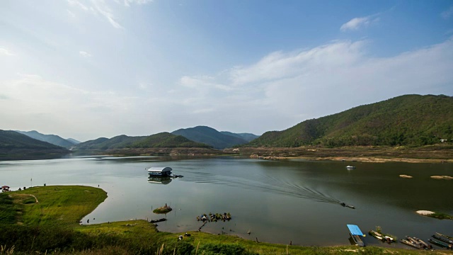 云在大坝上移动的时间流逝视频素材画面1