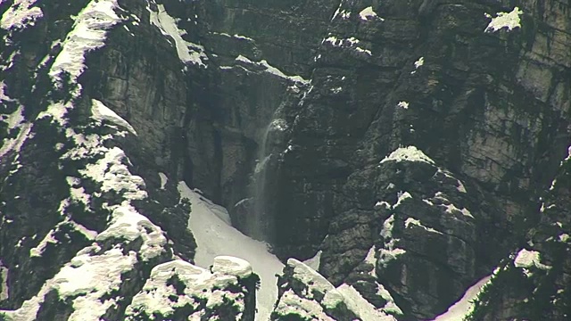 瓦尔塞塞拉山上雪崩的特写镜头视频素材