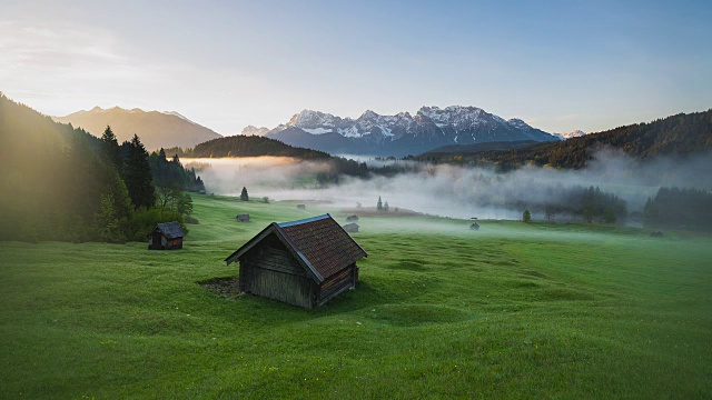 T/L Sunrise Timelapse在Geroldsee湖上，前面是郁郁葱葱的绿色草地上的小屋，后面是karwendell山脉视频下载