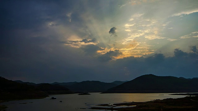 日落时，云在大坝上移动的时间流逝视频素材画面2