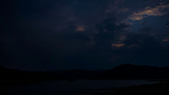 日落时，云在大坝上移动的时间流逝视频素材画面4
