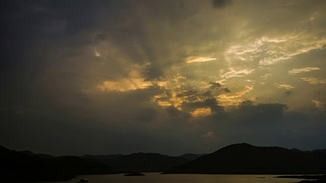 日落时，云在大坝上移动的时间流逝视频素材画面2