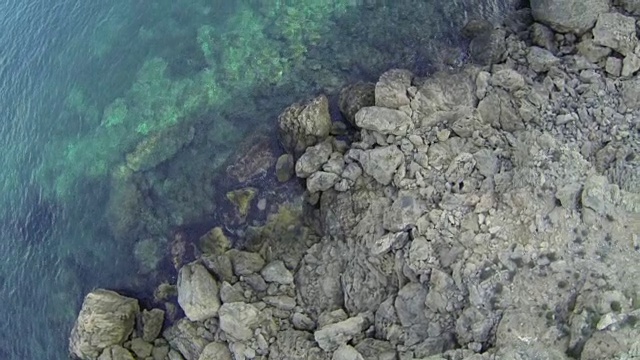 西班牙伊比沙岛的岩石海岸和水晶般的海水视频素材