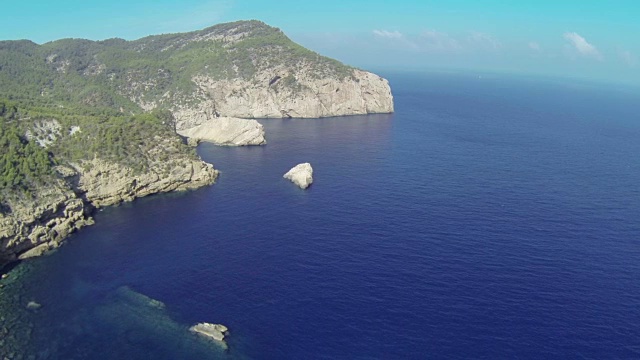 西班牙伊比沙岛的陆地、悬崖和大海的鸟瞰图视频素材