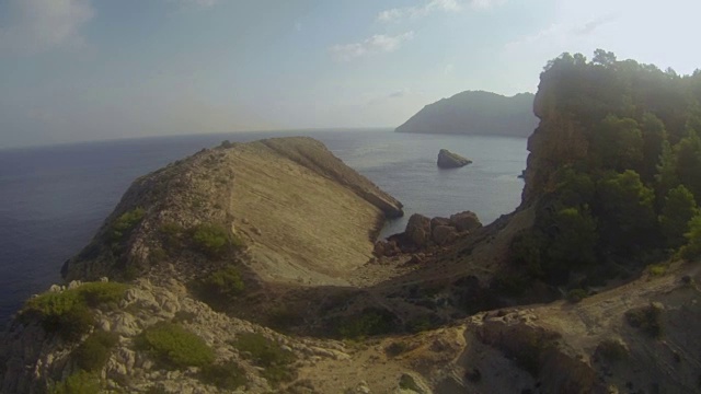 西班牙伊比沙岛的陆地和海洋鸟瞰图视频素材