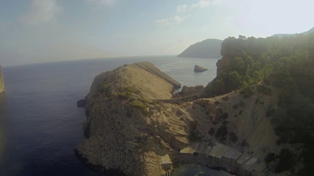 西班牙伊比沙岛的陆地和海洋鸟瞰图视频素材