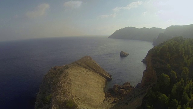 西班牙伊比沙岛的陆地和海洋鸟瞰图视频素材