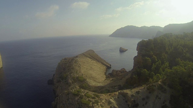 西班牙伊比沙岛的陆地和海洋鸟瞰图视频素材