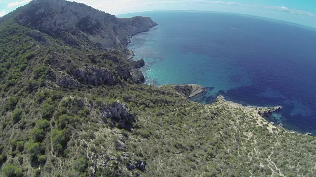 西班牙伊比沙岛的陆地、悬崖和大海的鸟瞰图视频素材