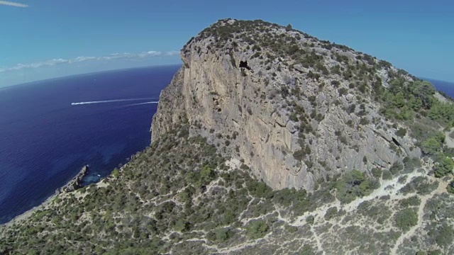 西班牙伊比沙岛的陆地、悬崖和大海的鸟瞰图视频素材