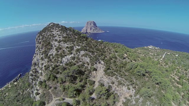 西班牙伊比沙岛的陆地、悬崖和大海的鸟瞰图视频素材