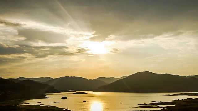 日落在大坝上的平移时间流逝视频素材画面3